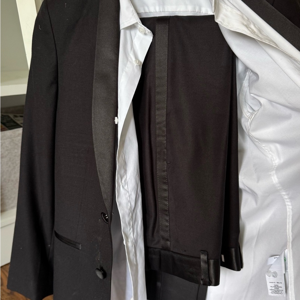 Calvin Klein Elegant Black Tuxedo - Picture 3 of 6